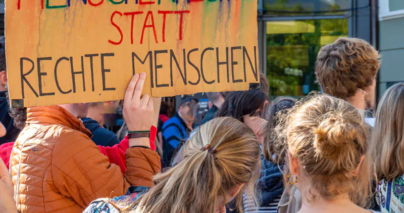 Demos gegen Rechts: Für Demokratie und gegen Fremdenhass